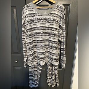 B4-73- 2pc Nautica Black and White Patterned Pajama Set